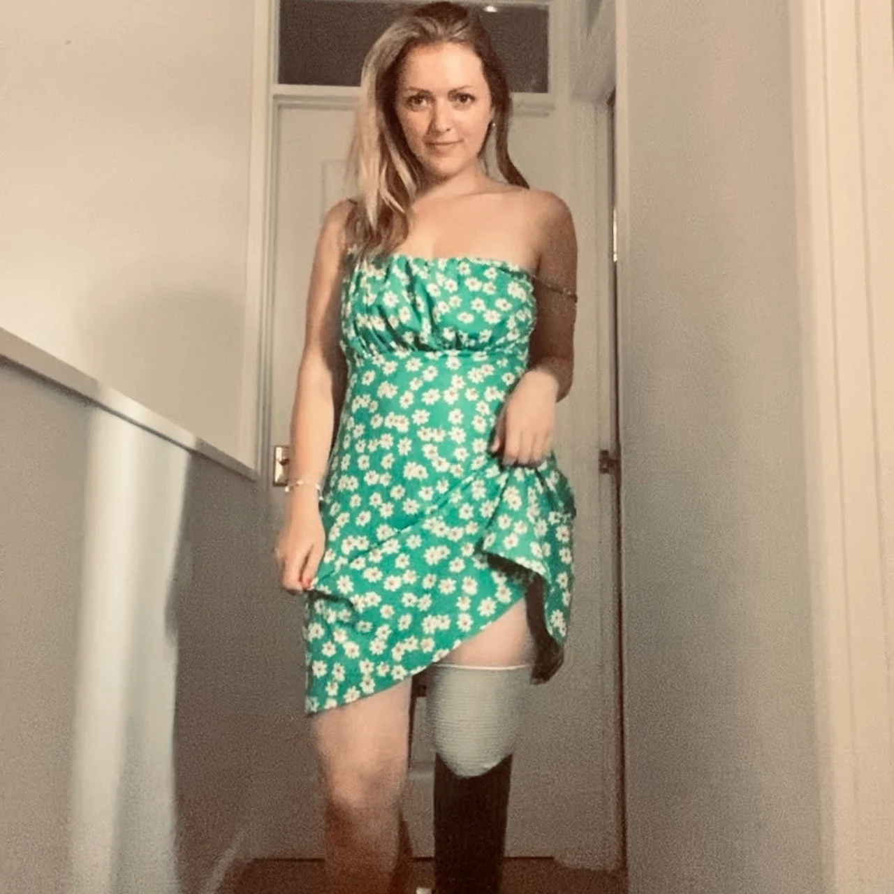 Amputee Bee 🐝🍯🦿🖤💋 - OnlyFans model