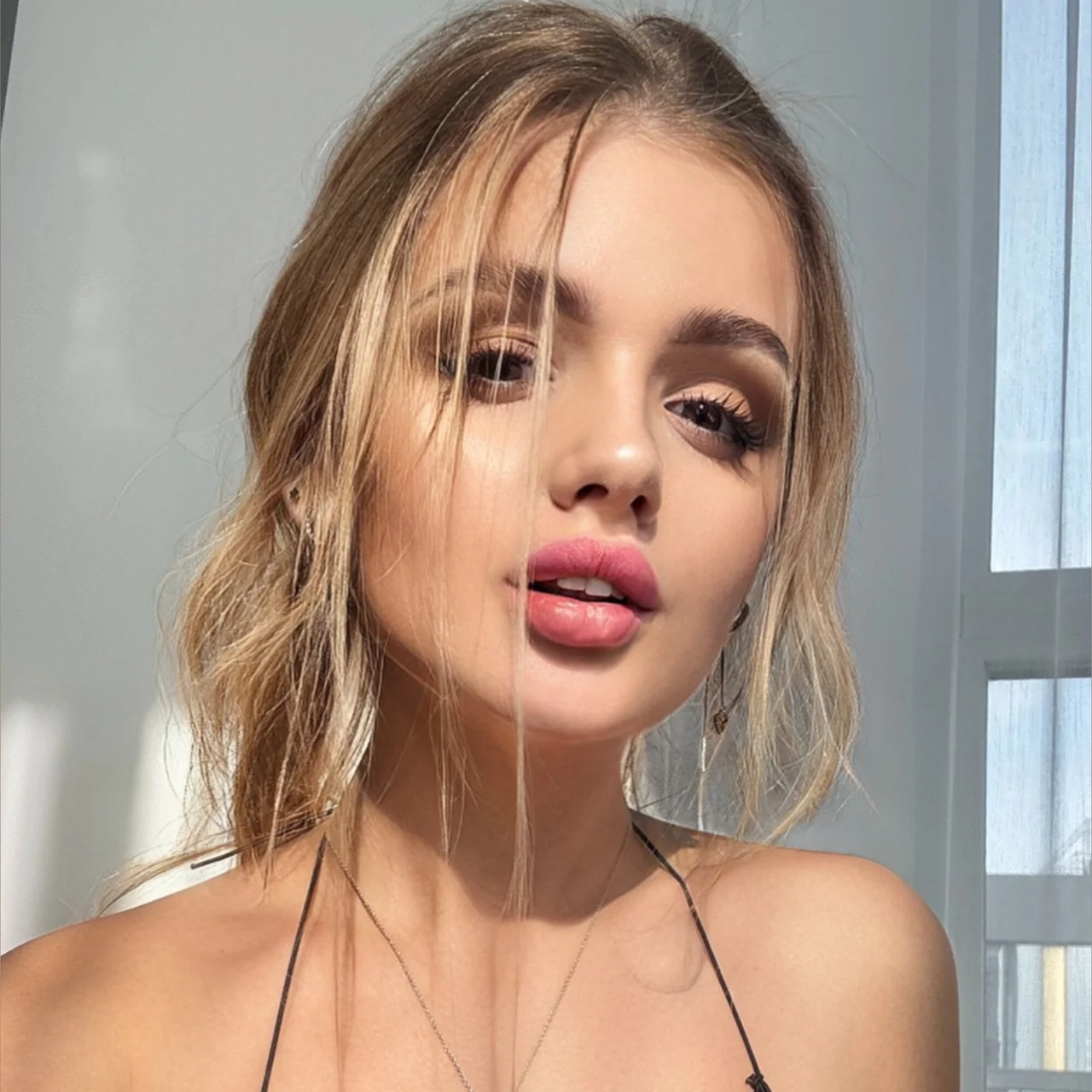 𝘉𝘭𝘰𝘯𝘥𝘪𝘦 𝘓𝘪𝘰 😏 - OnlyFans model