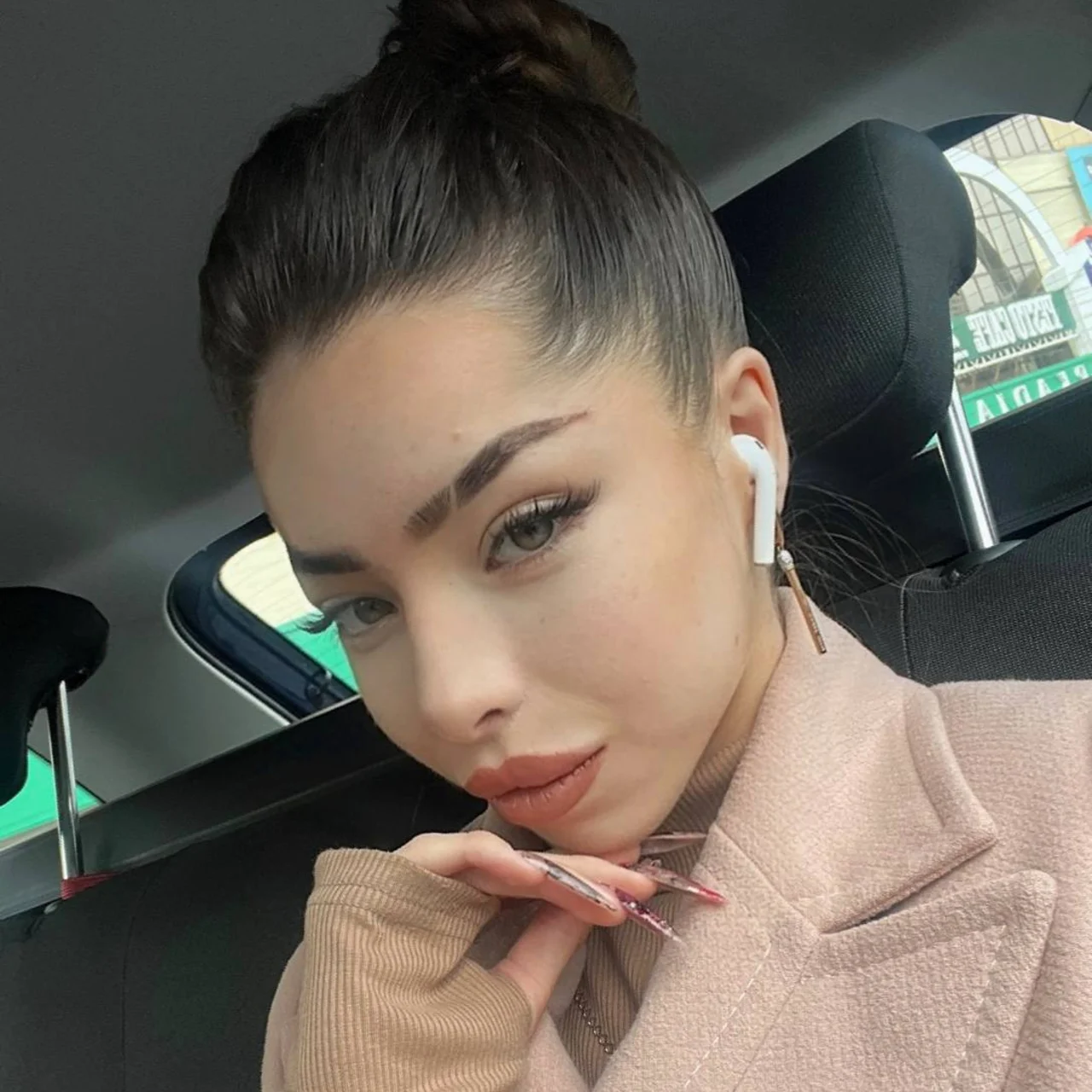 Julia 🐈‍⬛ - OnlyFans model