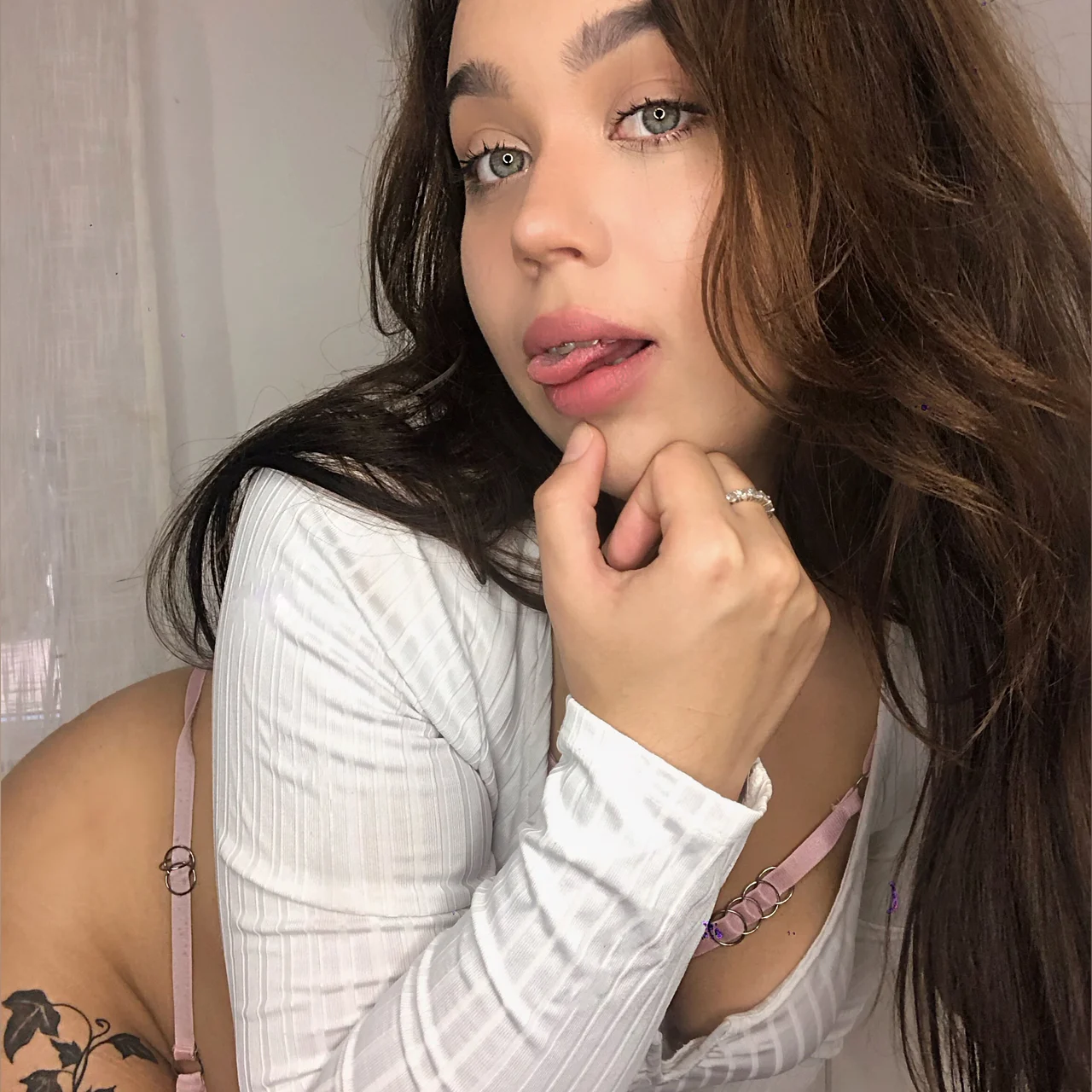 Alice Curvy - OnlyFans model