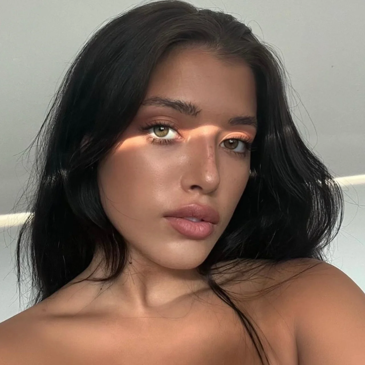 Dara Anjelika - OnlyFans model