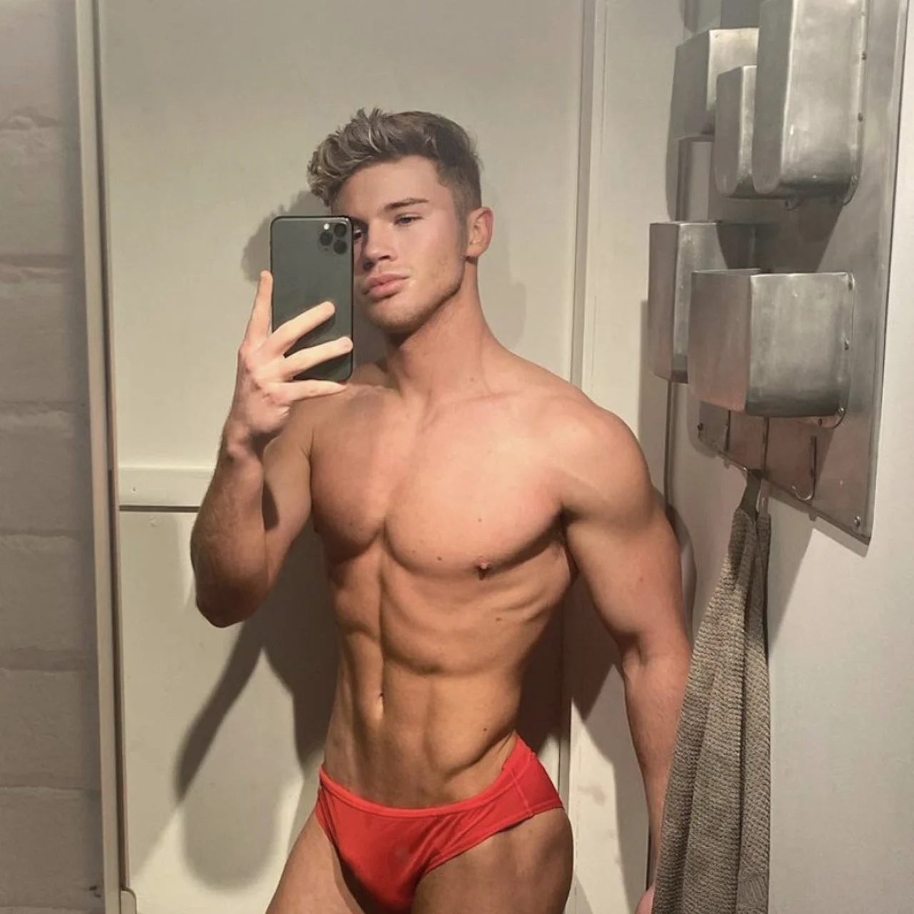 Deanyoung_ - OnlyFans model