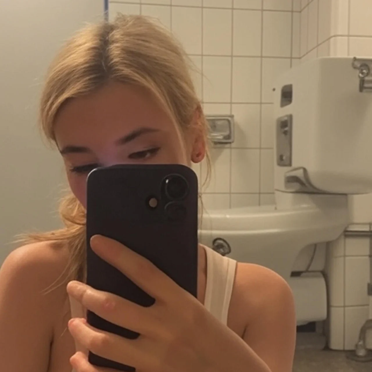 Barely Legal Angel is writing... - OnlyFans model