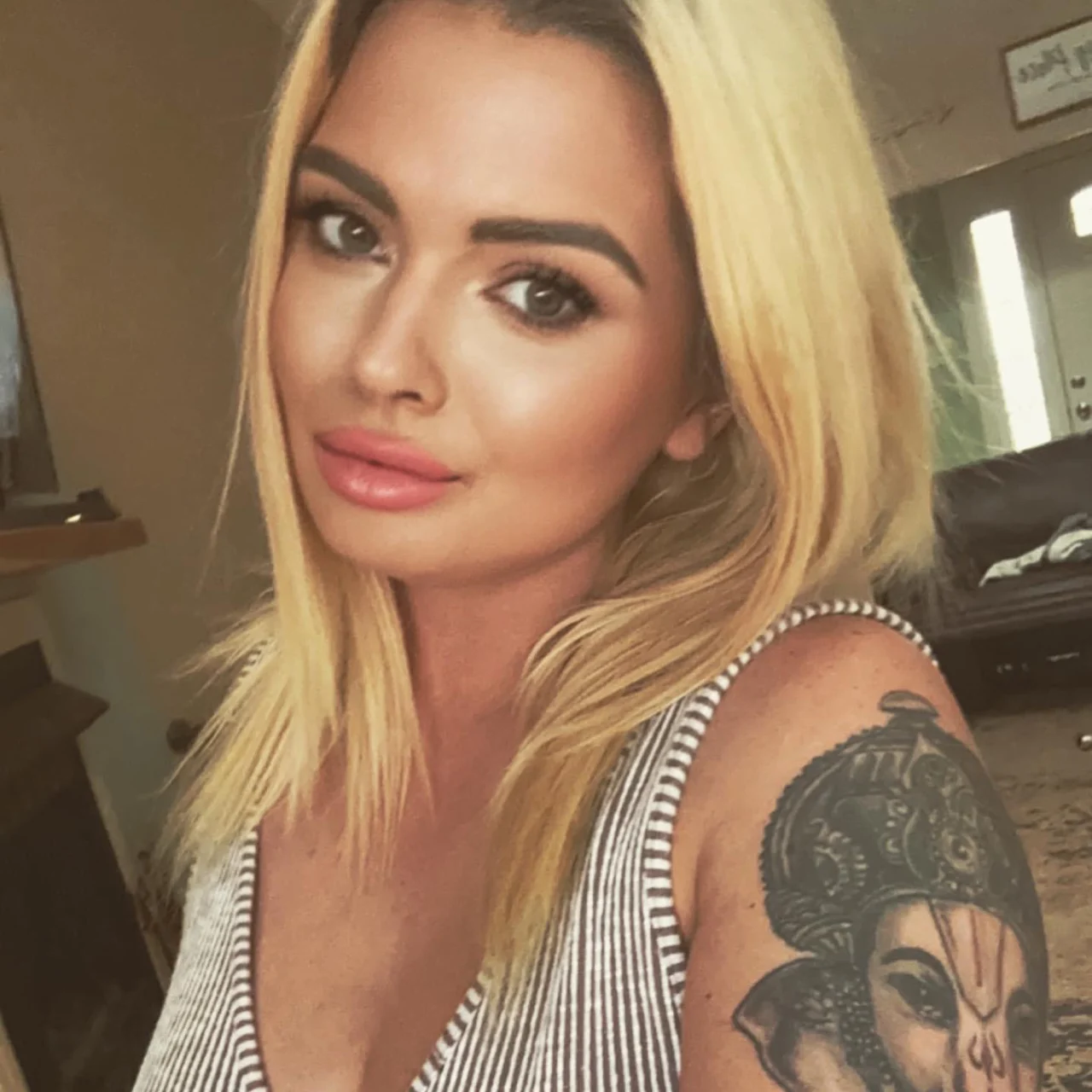 BlondeBombShell - OnlyFans model