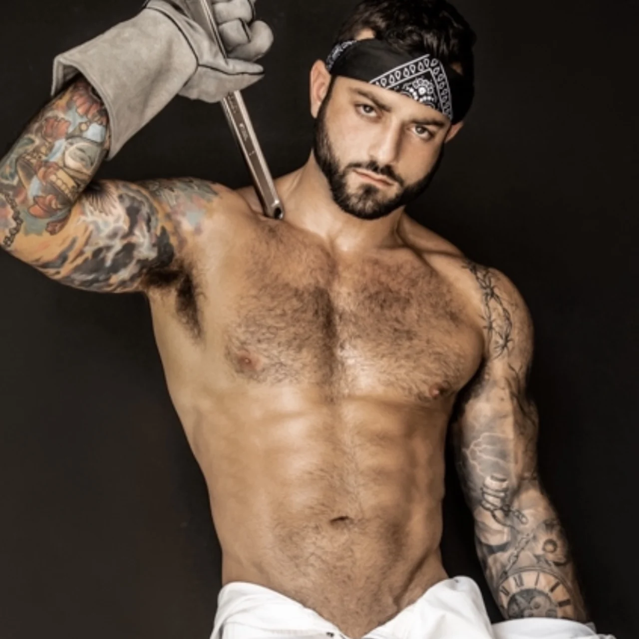 Drew Valentino (DrewcyFrOOtXL) - OnlyFans model