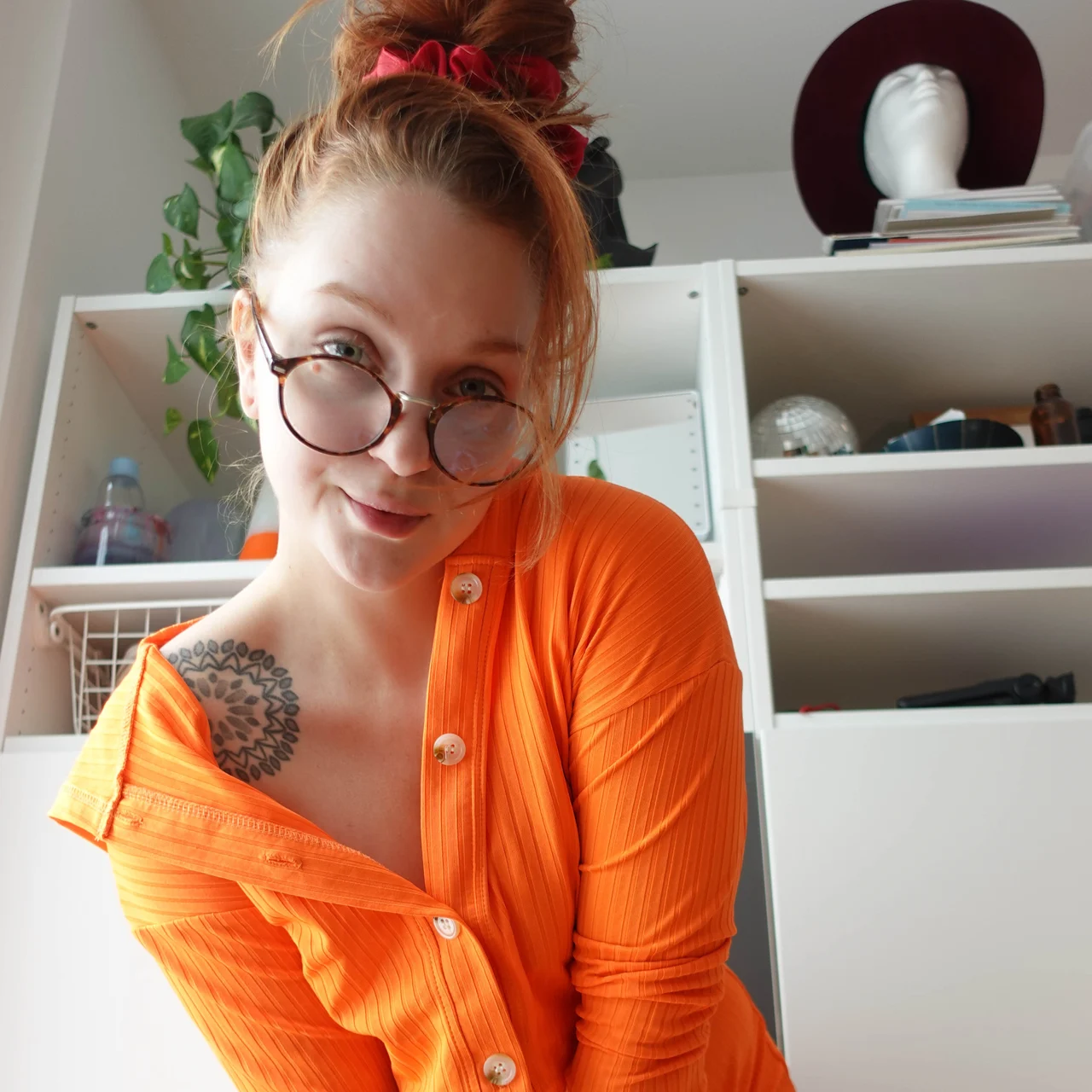 Flora 🦊 HOT HAIRY REDHEAD - OnlyFans model