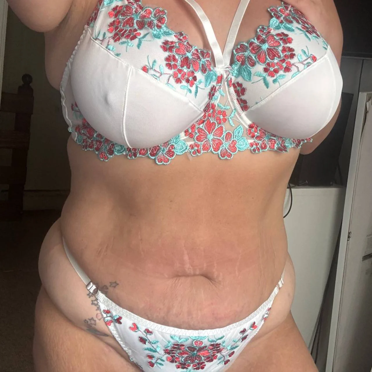 Hairy Mommy Stacey - OnlyFans model