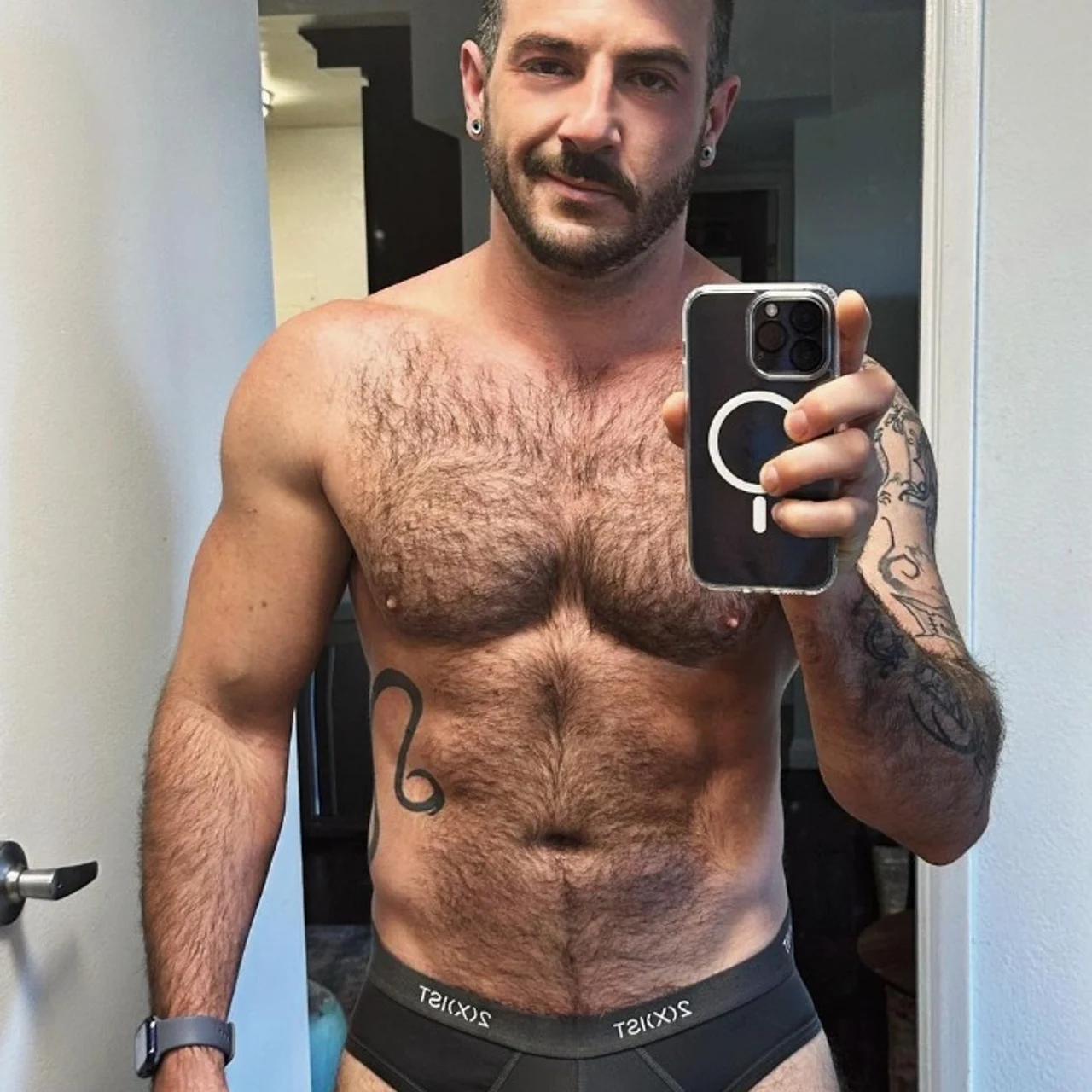 Ian Holms 🧺 - OnlyFans model