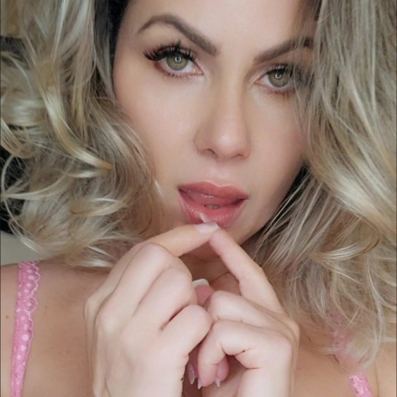 Iara Steffens - OnlyFans model