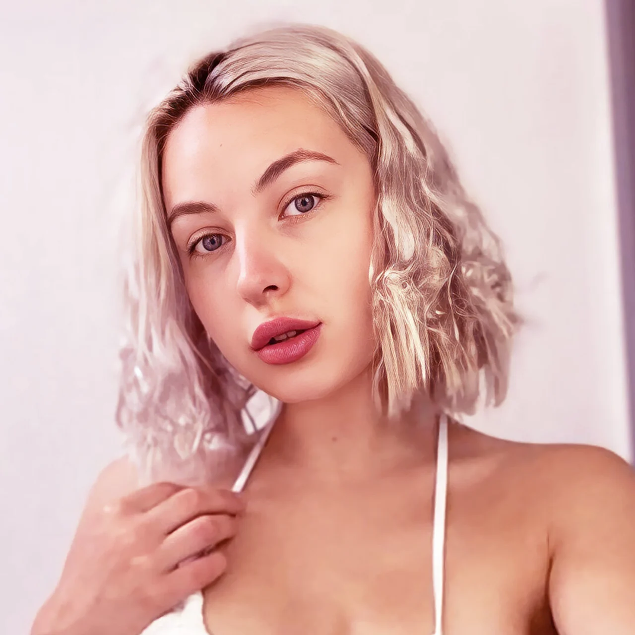 Kira Vixen🌺 - OnlyFans model