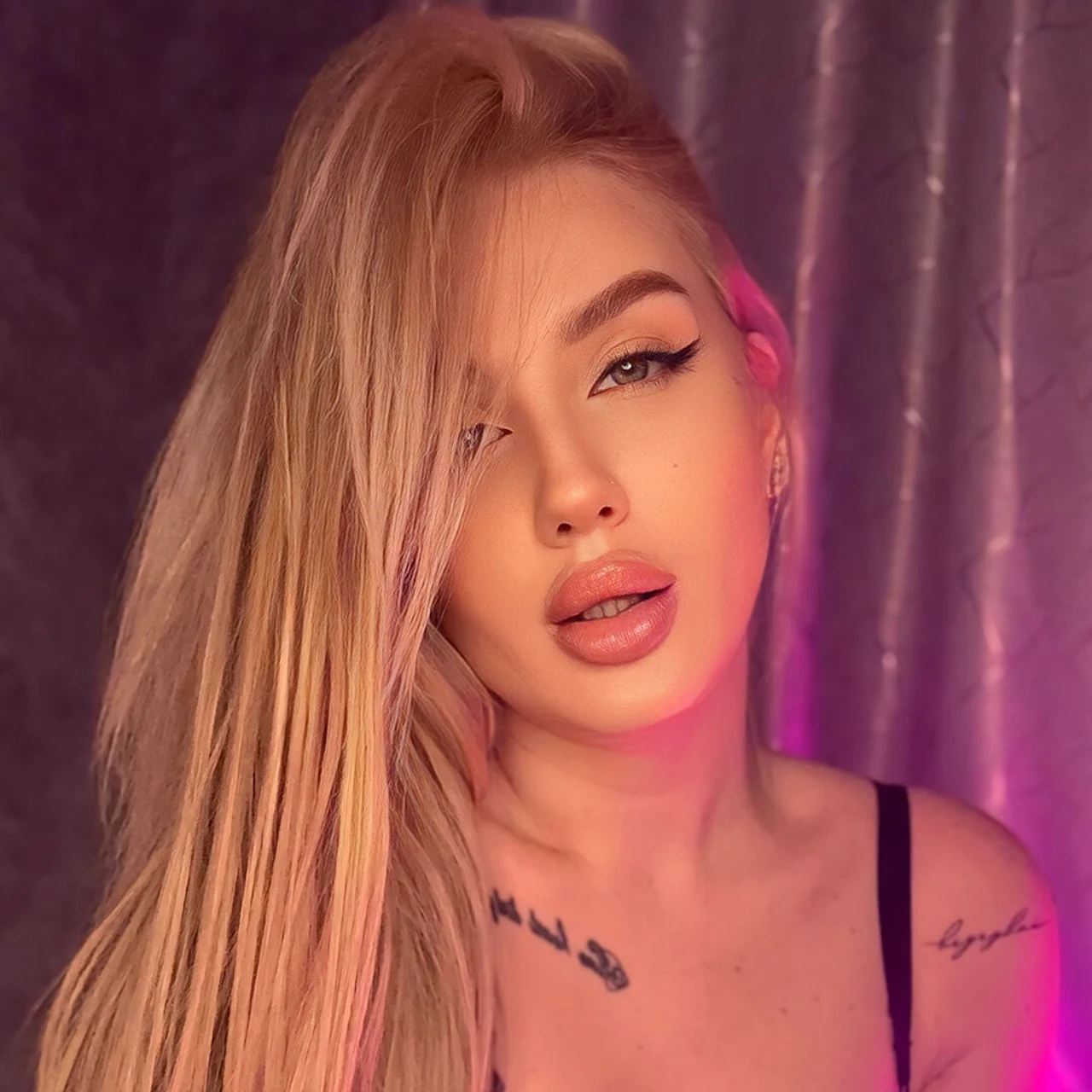 Mia - OnlyFans model