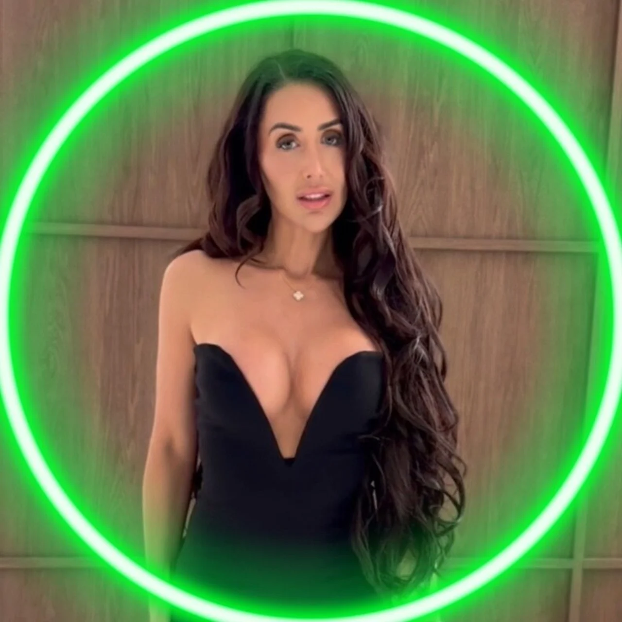 𝐌𝐈𝐒𝐒 𝐏𝐄𝐑𝐑𝐈 👠 🇬🇧 - OnlyFans model