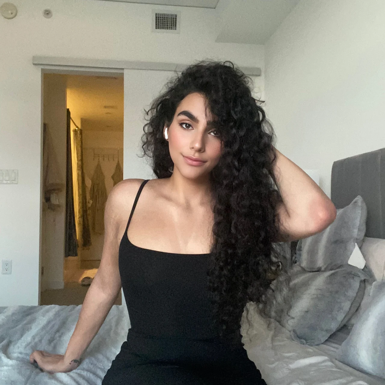 Mona - OnlyFans model