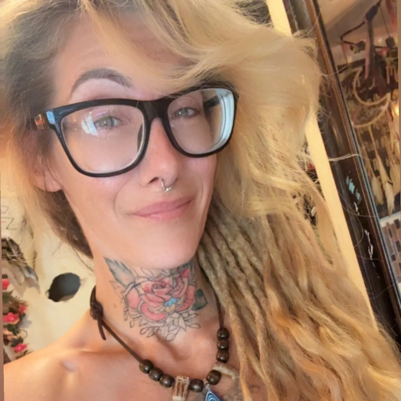 Moongurl32 - OnlyFans model