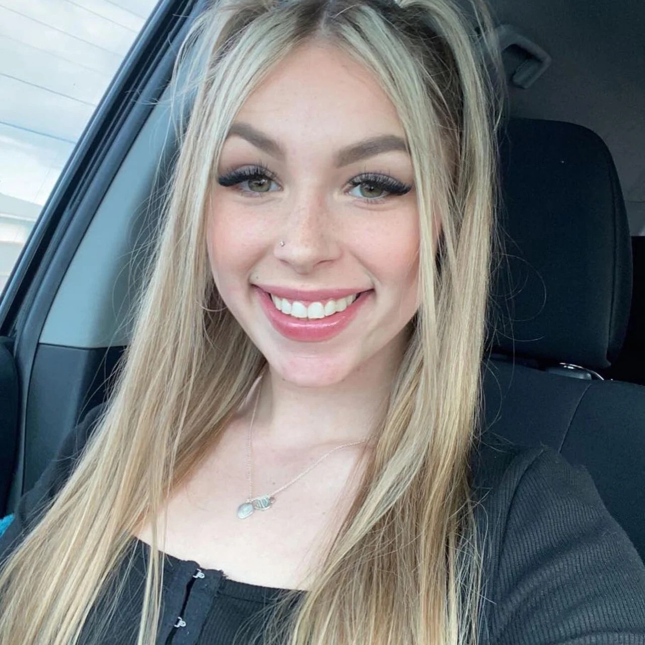 Throat Baby Olivia👅 - OnlyFans model