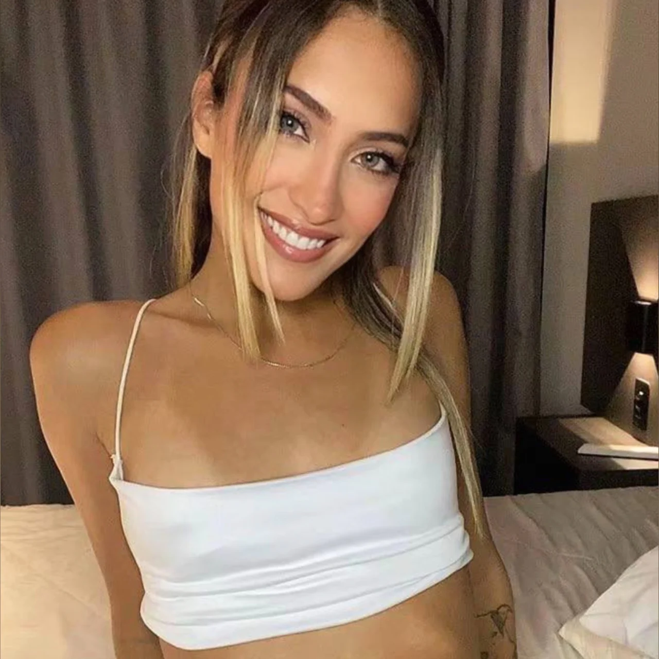 Nadia 🖤🇬🇷 just turned 18 and livin in 🇺🇸 - OnlyFans model