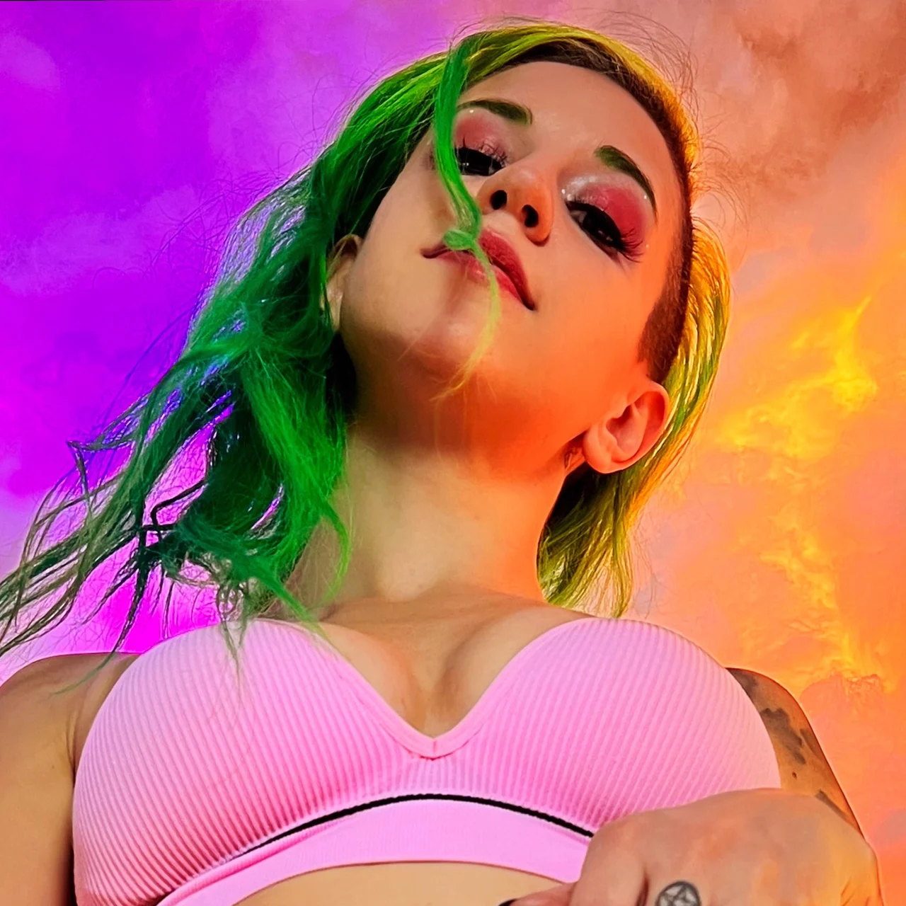 Violet Bombs - OnlyFans model