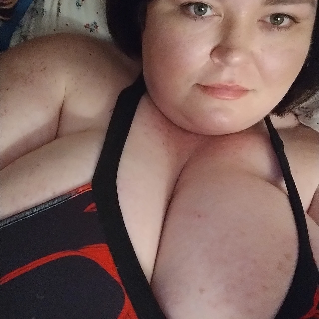 Plum Jewels - OnlyFans model