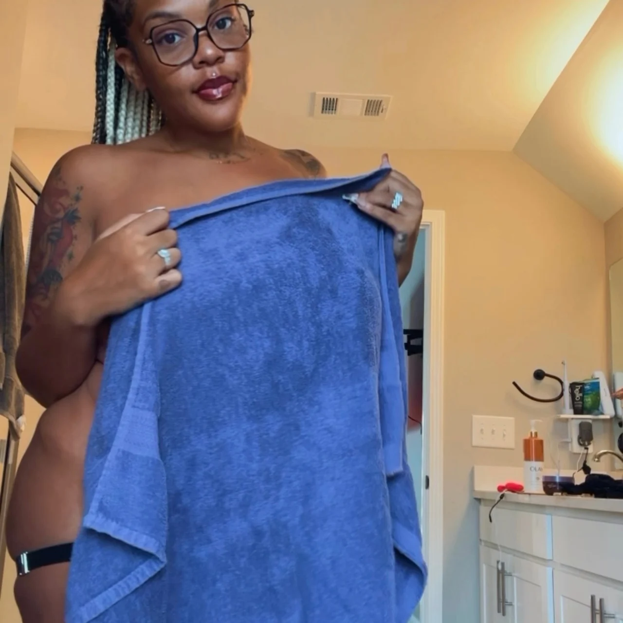 𝗥𝗜𝗥𝗜 𝗧𝗩 📺 𝗧𝗢𝗪𝗘𝗟 𝗟𝗔𝗗𝗬 - OnlyFans model