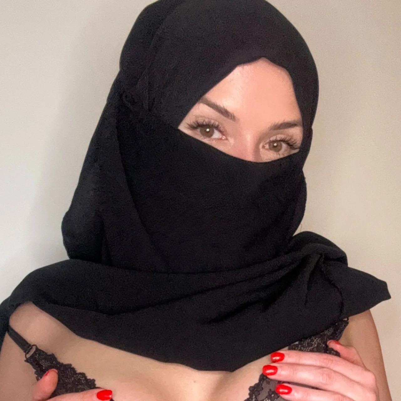 Sara Black 🧕🏼 - OnlyFans model