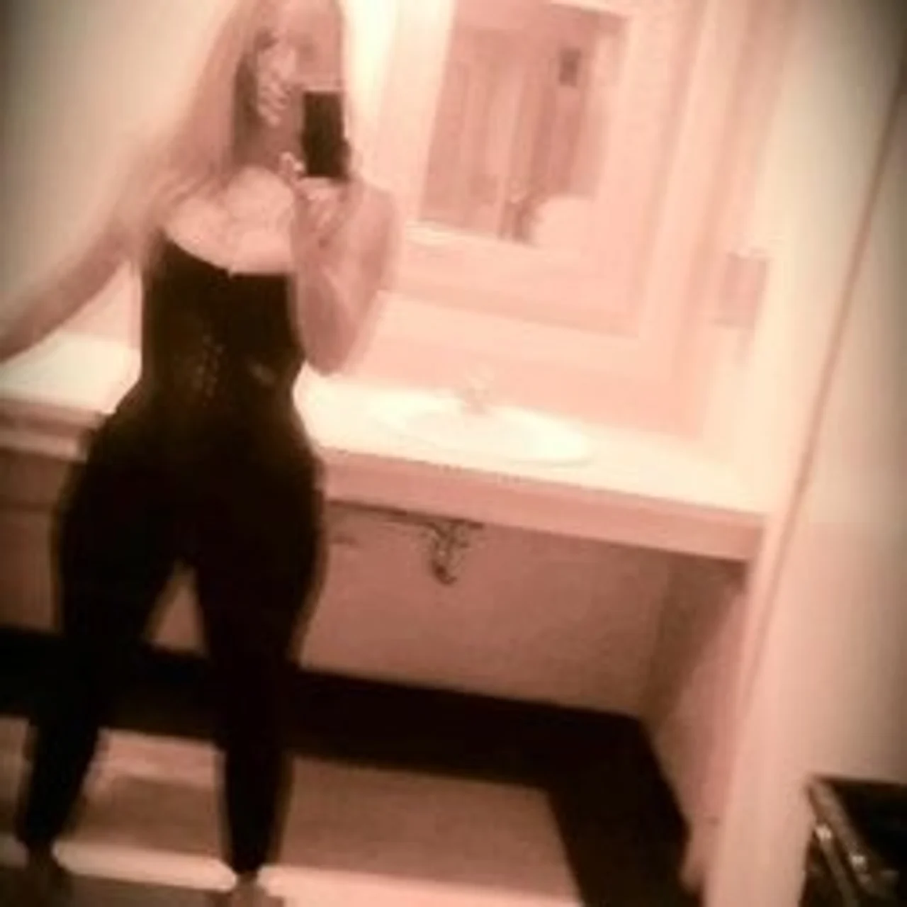 sara swirls - OnlyFans model