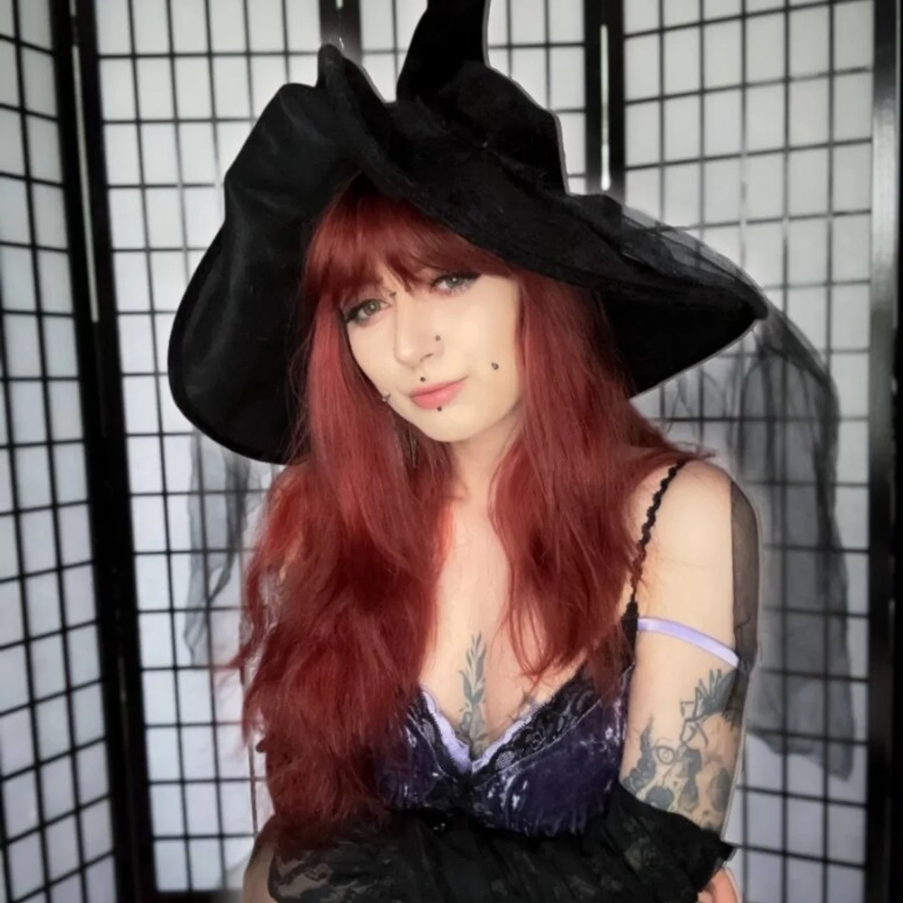 Shpooky Sarah 🖤 FREE VIDEOS WALL &amp; DMS 🎥 - OnlyFans model