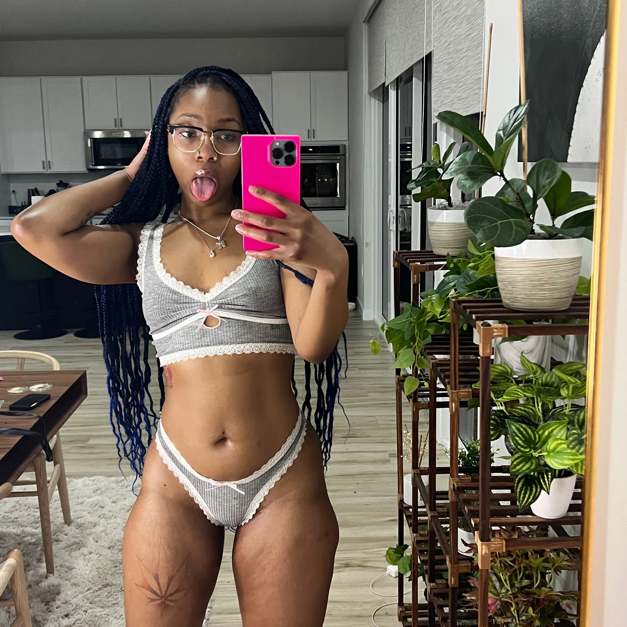 ๐ฆ๐จ๐๐๐๐ ๐๐๐ ๐๐ข๐ข๐ง๐ฌ ๐๐ฆ๐ฆ ๐ - OnlyFans model