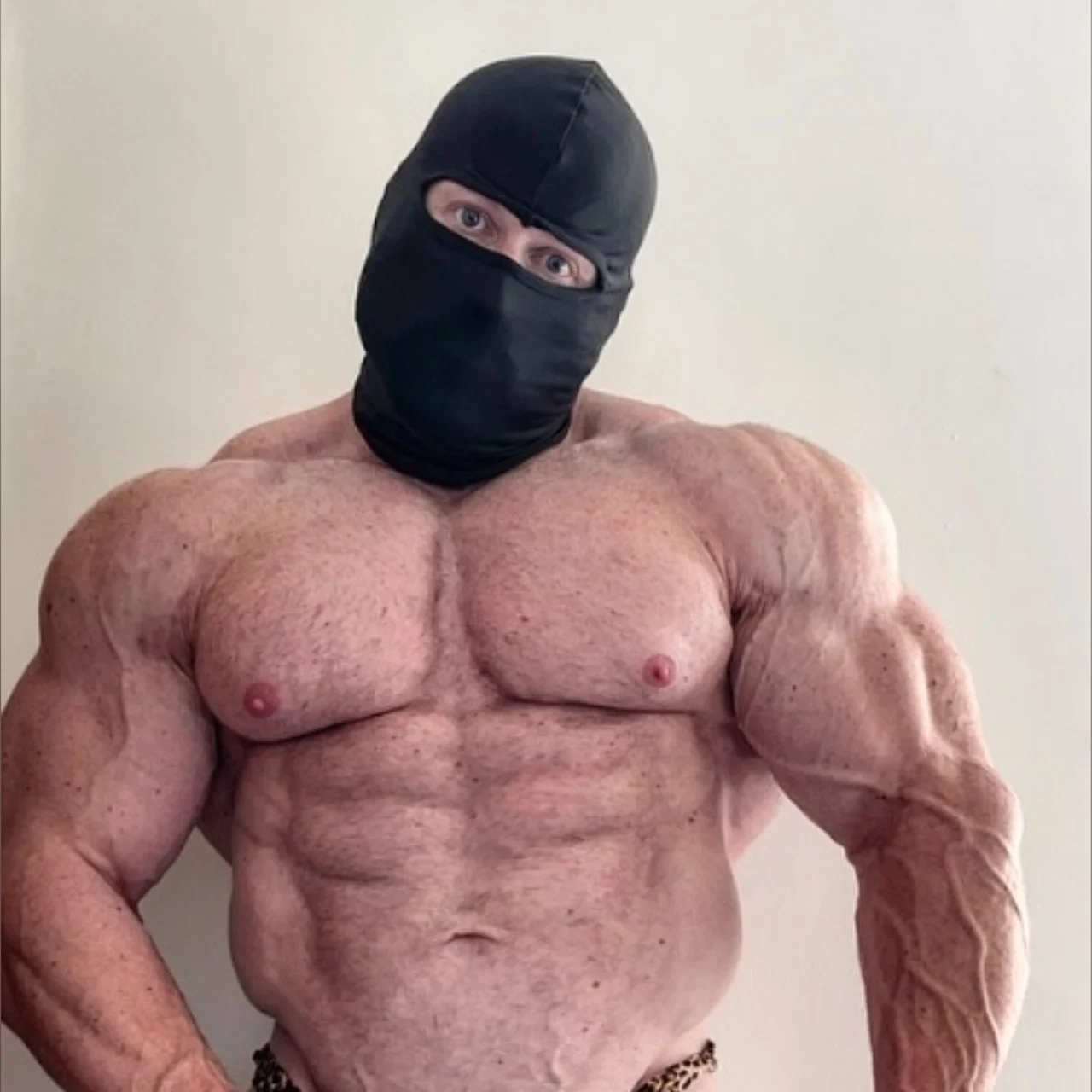 THE MASKED BODYBUILDER ๐ช๐ฝ - OnlyFans model