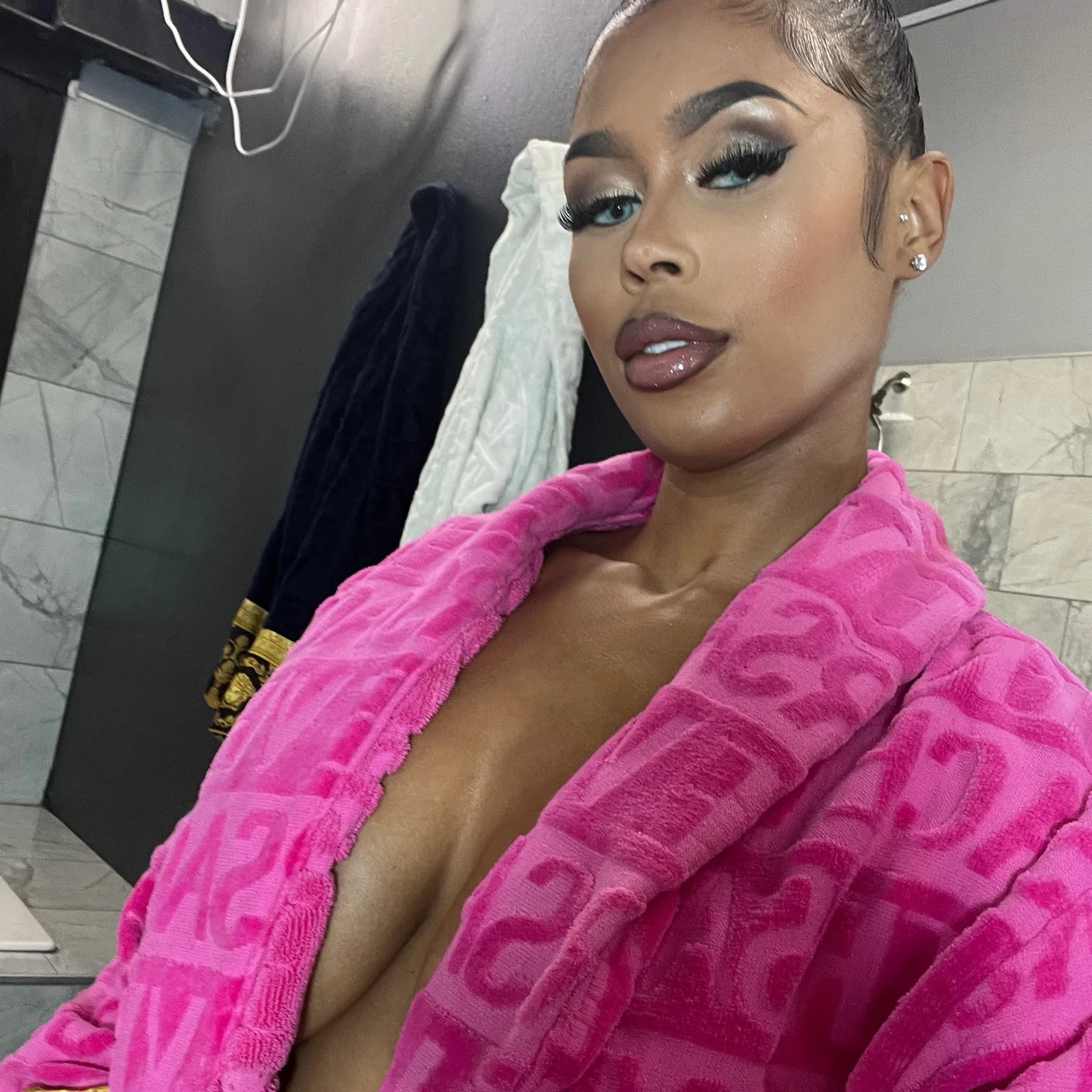 They Love Her Stori - OnlyFans model