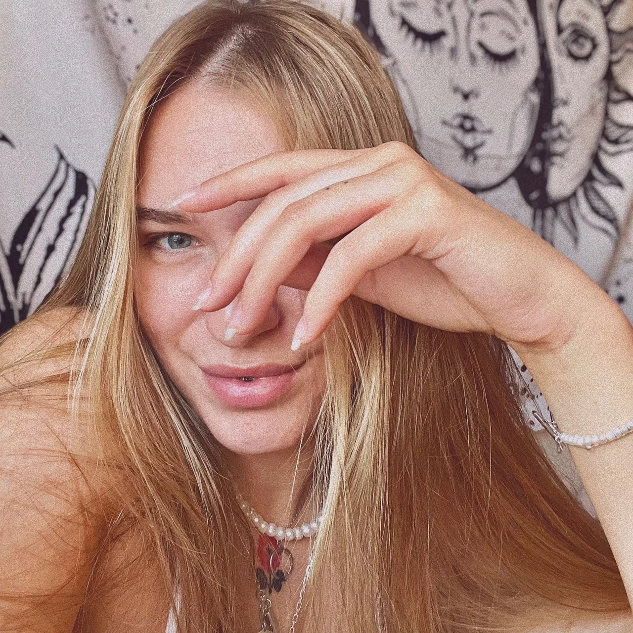 V 🌸 - OnlyFans model