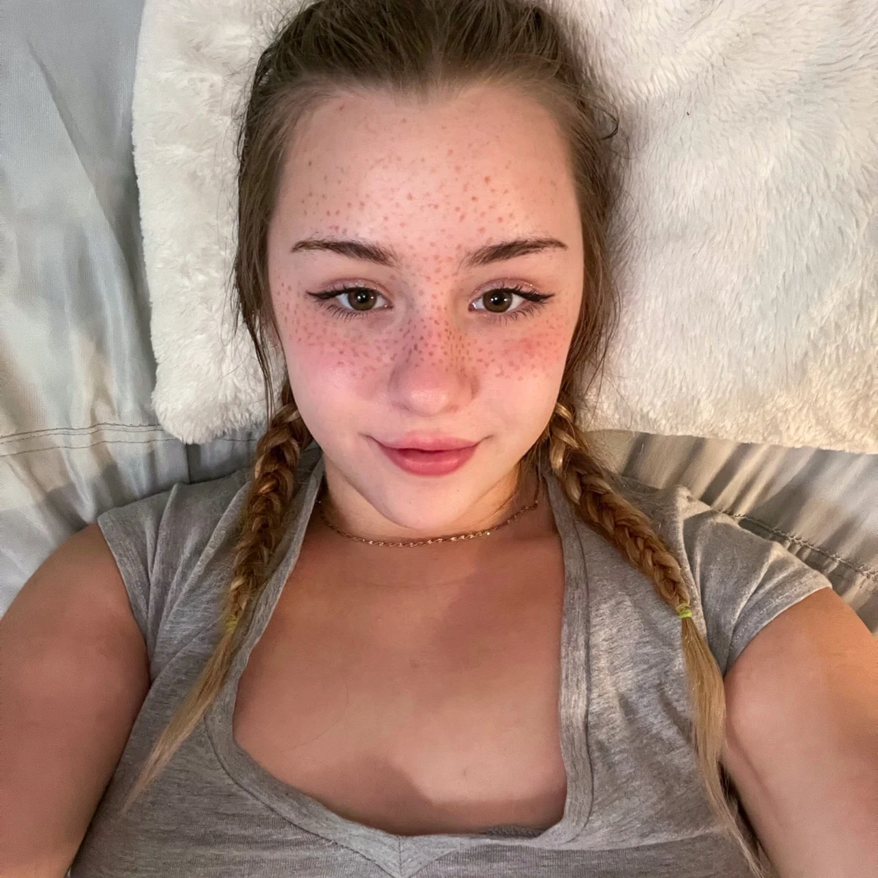 ZoeyUsoFree - OnlyFans model